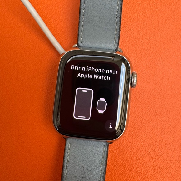 Hermès Series 7 Apple Watch, GPS & Cellular, 41mm Size w/ Original Hermès Bands - Picture 3 of 15